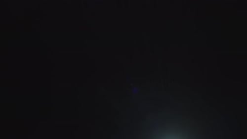 Colleción Lucent Precise: un gran destello de lente azul que aparece en la parte superior izquierda sobre un fondo negro