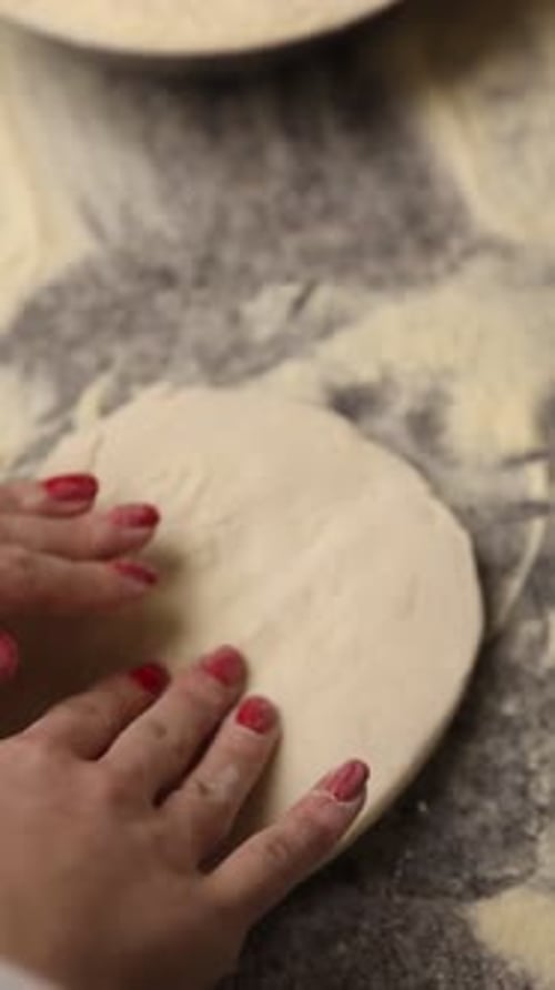 Der Koch bereitet köstliche Pizza in einer professionellen Küche zu.