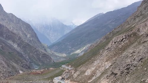 Prise de vue aérienne par drone capturant les montagnes à couper le souffle de haute altitude du Ladakh avec des sommets escarpés.