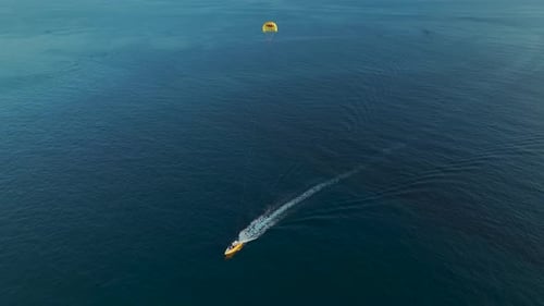 Luftbild: Flying High — Nervenkitzel beim Parasailing auf dem Mittelmeer