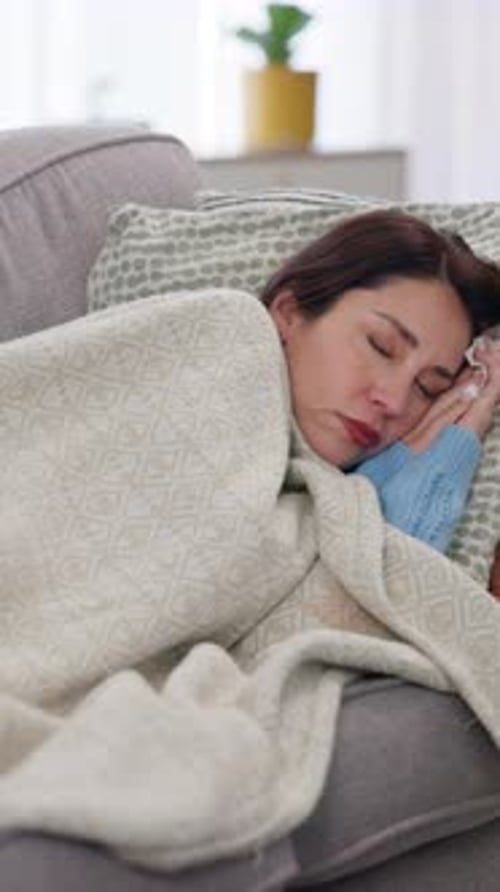 Malade, femme et femme endormie contre le rhume, la grippe et les maladies avec une couverture pour le bien-être