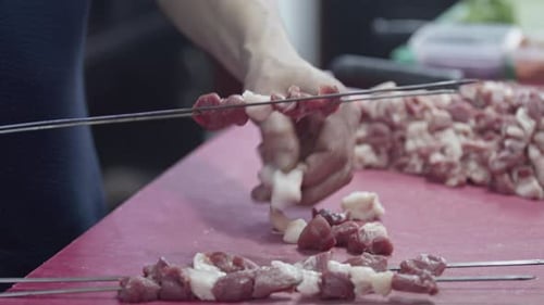 El maestro turco del kebab pone carne en brochetas