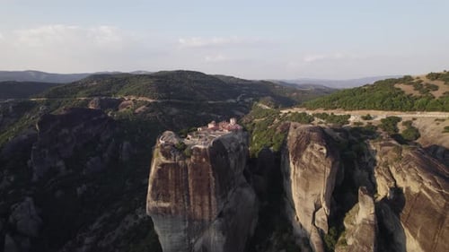 Vue aérienne vers le monastère de la Sainte-Trinité, complexe des Météores, Grèce. Debout à un précipice rocheux