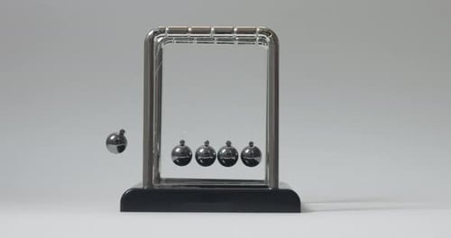 Gros plan de la conduite d'un simple berceau de Newton