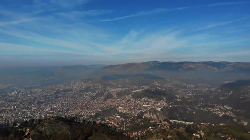 Zumbido desde la montaña Trebevic, con vistas a Sarajevo, la capital de Bosnia.