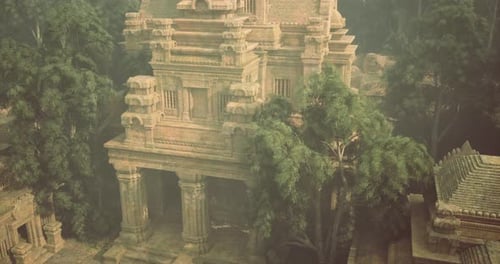 Ancien temple entouré d'une végétation luxuriante dans un cadre serein de jungle