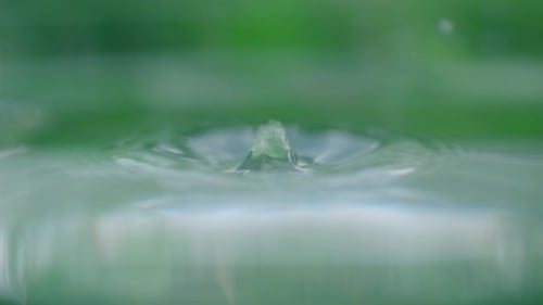 Drop fällt ins Wasser