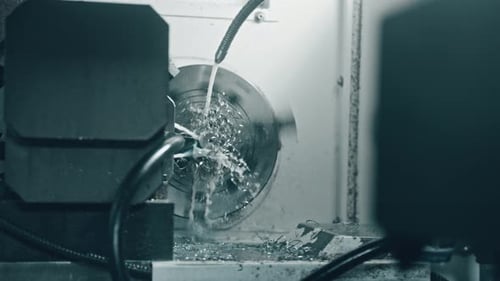 Precision metalwork: high-speed machining with cooling fluid for optimal performance