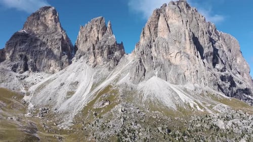 Impresionantes Imágenes Cinemáticas de Zumbidos que muestran los majestuosos Dolomitas en Italia