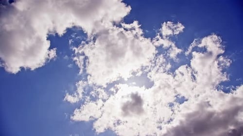 Strahlende Sonne, die inmitten der sich bewegenden Wolken schimmert