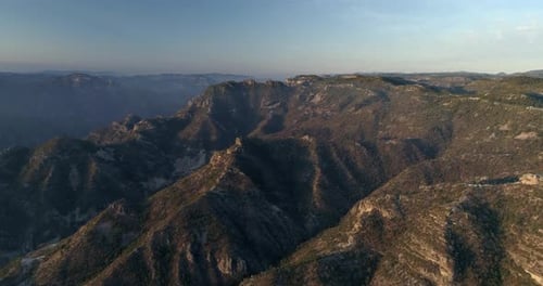 Toma aérea de Zumbido del Cañón de Urique al amanecer en Divisadero, Región del Cañón del Cobre, Chihuahua