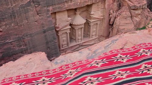 Blick von oben, atemberaubender Blick auf Al Khazneh (The Treasury), einen der meisten Tempel der Stadt Petra