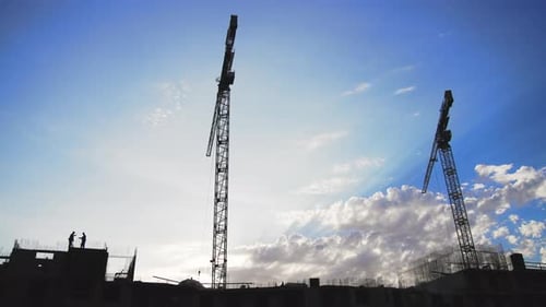 Silhouette des Baukrans vor dem schönen gelben Sonnenuntergang