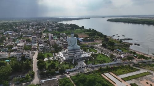 Vue aérienne par drone d'une statue de Bouddha près du lac Krishna en Inde