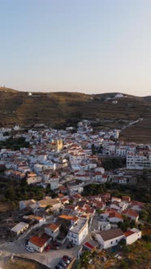 Vue aérienne du village de Dryopida à Kythnos pendant l'heure d'or. Verticale