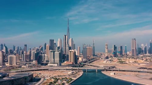 Vídeo de drone da cidade de Dubai durante o dia. Conceito de cidade moderna com transporte e rio
.