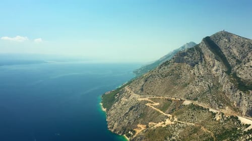 Serpentinische Küstenbergstraße. Blick auf den Parkplatz Dubci, Brela, Kroatien
.