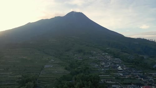 Luftaufnahme der ländlichen Landschaft am Hang des Merapi-Vulkans in Indonesien. Drohnenaufnahme des Dorfes an