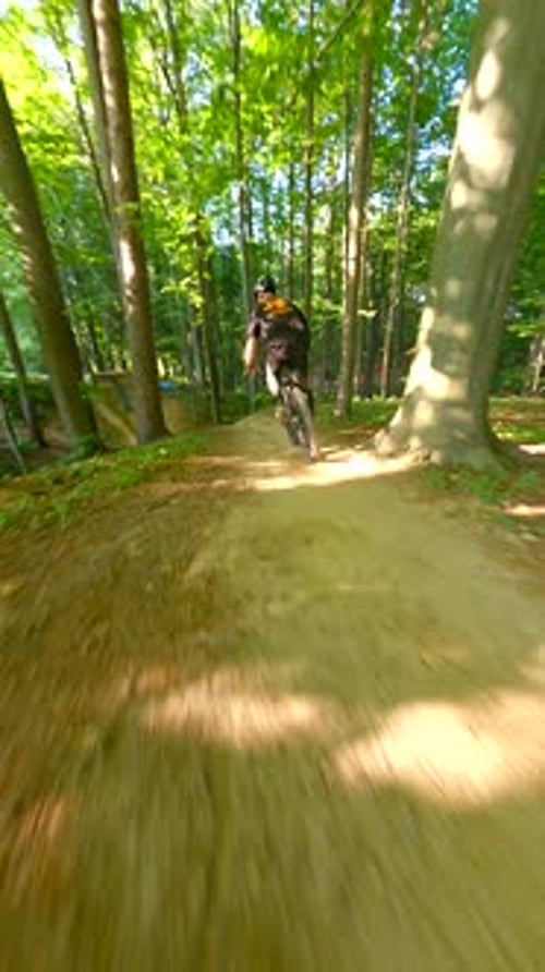 Saut à vélo sur une rampe