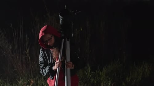 Stargazer amateur peaufine son équipement d'observation Un astronome enthousiaste calibre méticuleusement