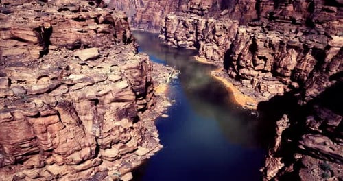 Paysage de canyon spectaculaire avec des eaux calmes reflétant des falaises rocheuses