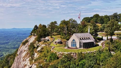 Fermez l'orbite et éloignez-vous de la chapelle de Glassy Cliffs à Landrum, en Caroline du Sud.