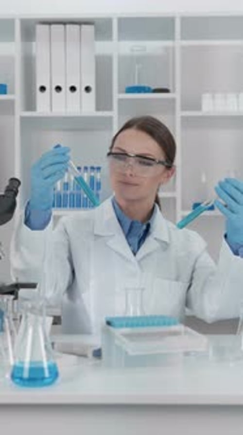 Une scientifique confiante en lunettes et gants de protection mène une expérience chimique moderne