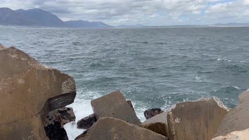 Wellen prallen gegen die Felsen