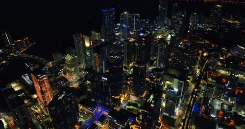 Vue splendide sur une ville animée et lumineuse la nuit.