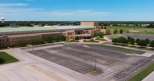 Einrichtung eines Drohnenschusses über der Standard American High School, USA