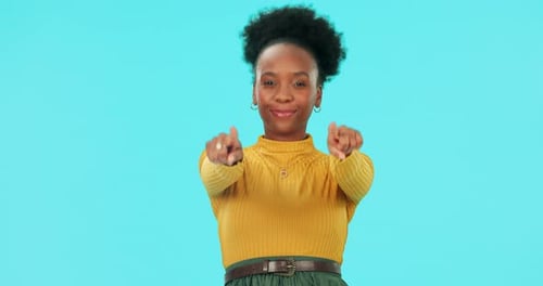 Gesicht, glückliche schwarze Frau und zeigt auf dich im Studio, isoliert auf blauem Hintergrund, Mockup-Raum