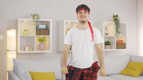 Lustiger Sportler, der in die Kamera schaut.