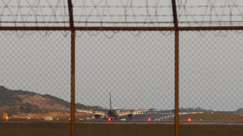 Filmmaterial Das Düsenflugzeug kommt bei Sonnenuntergang an