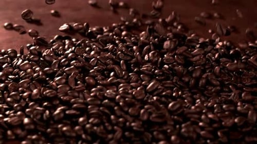 Kaffeebohnen fallen auf einen Haufen,