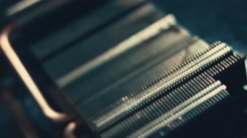 Macro Shot de la máquina automática de recoger y colocar instala rápidamente los componentes en la placa de circuito