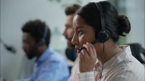 Auriculares para operadores de centros de llamadas de negocios diversos y multiétnicos de cerca, línea de ayuda para responder