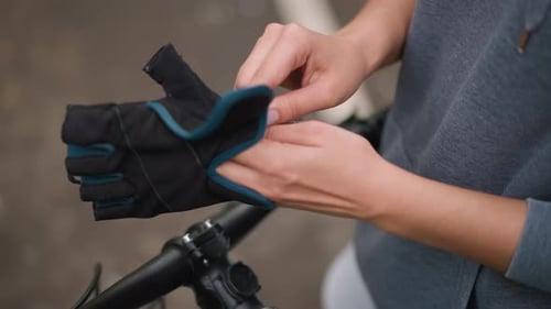 Assurer le bon positionnement du poignet et du bracelet en alignant et en fixant méticuleusement les sangles des gants