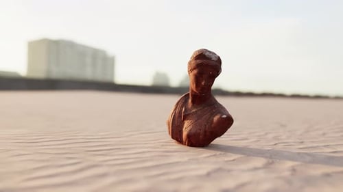 Göttin der Liebe in der griechischen Mythologie auf dem Sand des Strandes