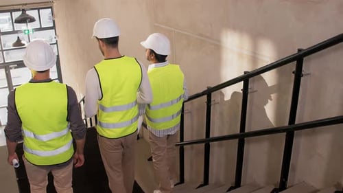 Architektur, Baugewerbe und Menschenkonzept - Männliche Architekten in Helmen mit