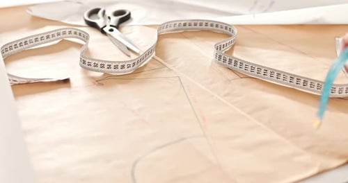 Präzises Zuschneiden von Stoffmustern mit Maßband und Schere