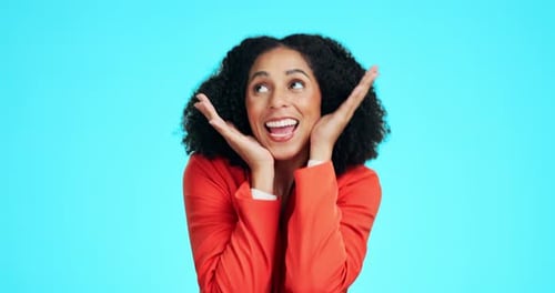 Счастье, вау и руки в лицо женщине в студии — хорошие новости, сюрприз