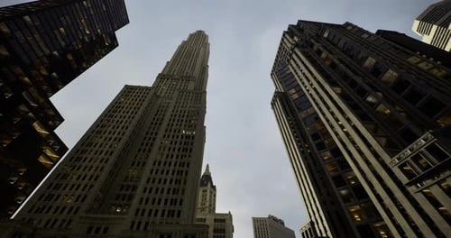En medio de imponentes rascacielos, las nubes se acumulan sobre el bullicioso paisaje urbano