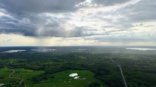 Gewitterwolken ziehen über die grüne Landschaft, Hyperlapse-Luftbild