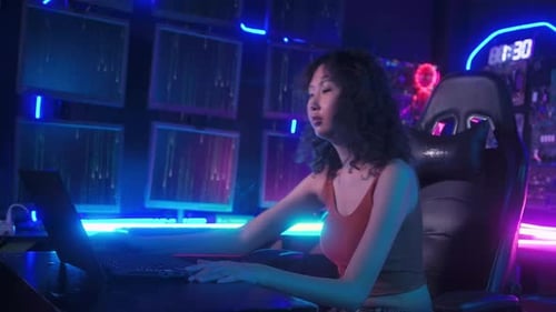 Ein Hacker benutzt einen Laptop, um nachts Daten zu stehlen