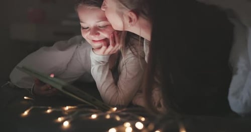 Tablet, Liebe und Mutter mit Tochter im Schlafzimmer zum Geschichtenerzählen, Streamen und Ansehen von Filmen