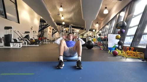 Männchen macht einen Sit Up