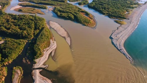 Flug über einem Gebirgsfluss mit kleinen Meerengen und Inseln im Delta, die ins Schwarze Meer münden, Batumi c