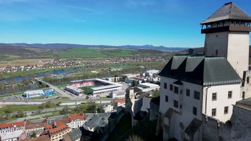 Vista aérea panorámica de la ciudad y el castillo de Trencin en la cima de la colina