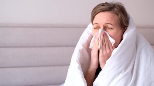 Une belle jeune femme s'est couverte d'une fièvre généralisée
