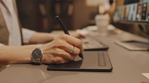 Unbekannte Frau benutzt Stift auf Grafiktablett